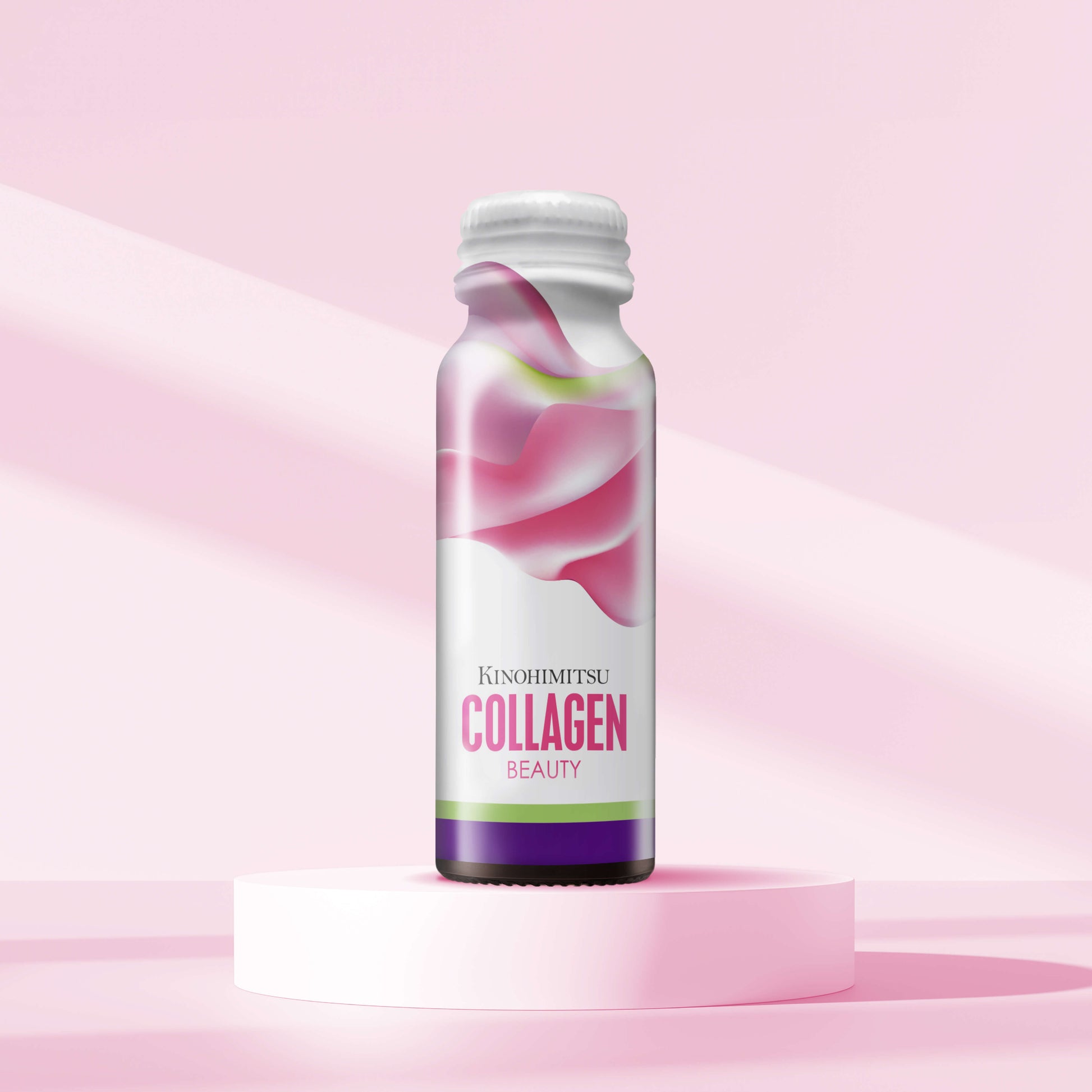 Botol Kinohimitsu Collagen Beauty berwarna putih dengan desain pola merah muda dan hijau, diletakkan di atas podium berwarna pink, latar belakang berwarna pink lembut. Kinohimitsu Collagen Beauty bottle on a pink platform with a soft pink gradient background, featuring elegant wavy design on the label.