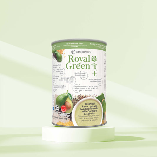 Kinohimitsu Royal Green botanical beverage mix with avocado, oat fiber, spirulina displayed on a light green background, emphasizing its benefits like high protein, low sugar, lactose-free, and vitamins B1, B2, B6, B12, and C content.
